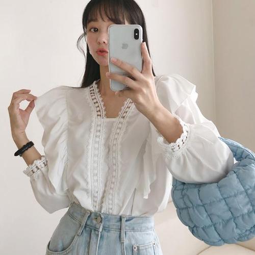 [드레스날다]아르헨티 브이넥 레이스 봉긋 어깨 프릴 블라우스