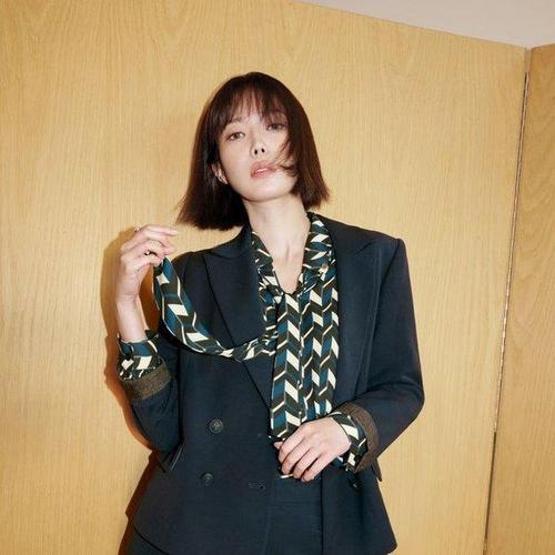 갤러리아_[24F/W] 셰브런 패턴 리본 블라우스 (BJBAI2414)BJB2414